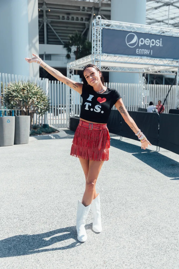 Album Red qua góc "cosplay" của Swifties. Album Red qua góc "cosplay" của Swifties.