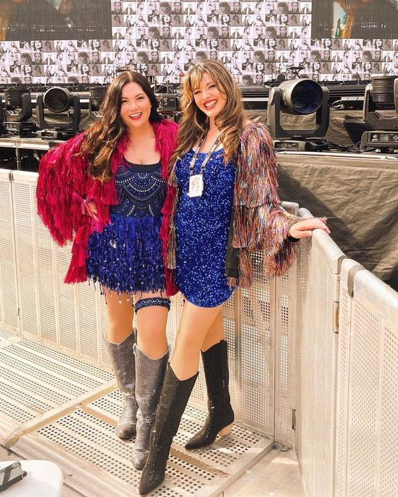 Trên sân khấu, Taylor Swift biểu diễn album Midnights và tỏa sáng với thiết kế của Oscar de la Renta. Dưới khán đài, các phiên bản dupe của bộ bodysuit xanh dương cũng "gây sốt". Trên sân khấu, Taylor Swift biểu diễn album Midnights và tỏa sáng với thiết kế của Oscar de la Renta. Dưới khán đài, các phiên bản dupe của bộ bodysuit xanh dương cũng "gây sốt".