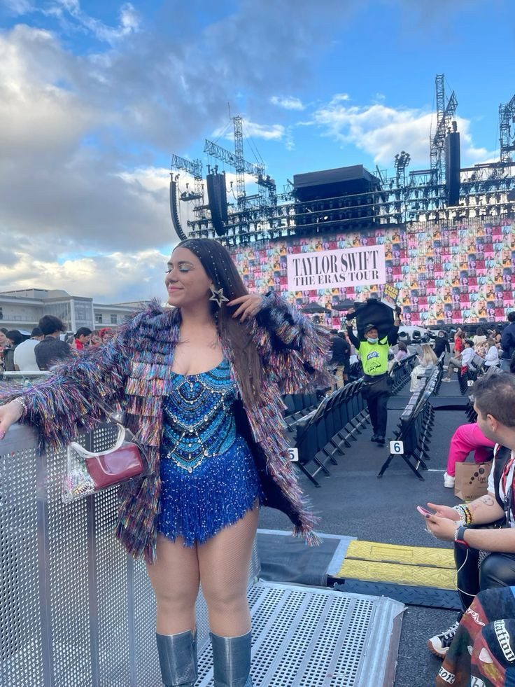 Trên sân khấu, Taylor Swift biểu diễn album Midnights và tỏa sáng với thiết kế của Oscar de la Renta. Dưới khán đài, các phiên bản dupe của bộ bodysuit xanh dương cũng "gây sốt". Trên sân khấu, Taylor Swift biểu diễn album Midnights và tỏa sáng với thiết kế của Oscar de la Renta. Dưới khán đài, các phiên bản dupe của bộ bodysuit xanh dương cũng "gây sốt".