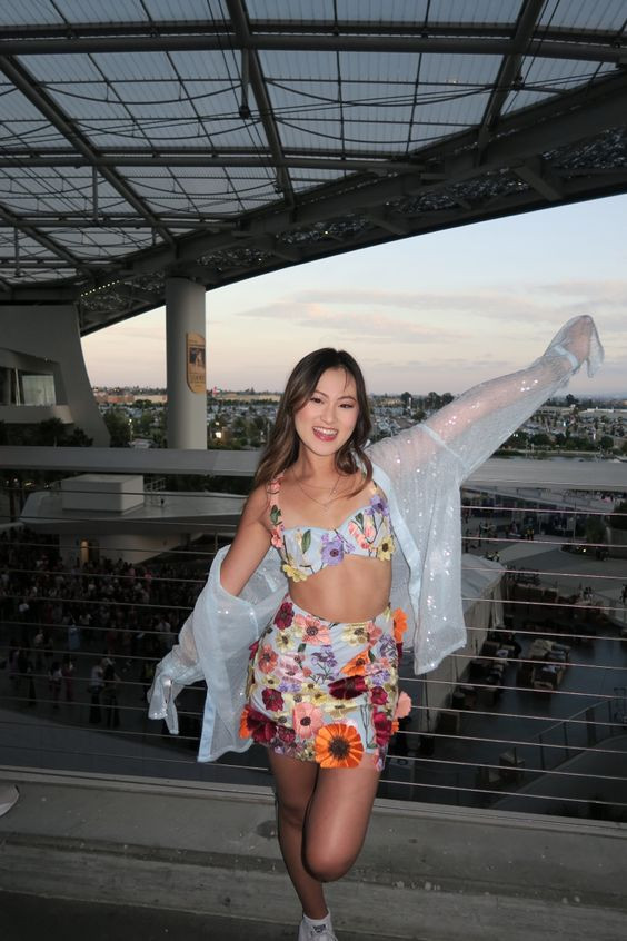 Váy hoa đình đám từng được Taylor Swift mặc tại Grammys 2021 được tái hiện sáng tạo. Váy hoa đình đám từng được Taylor Swift mặc tại Grammys 2021 được tái hiện sáng tạo.