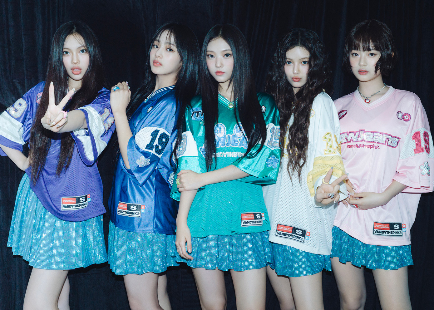 Jang Won Young IVE, Eunchae LE SSERAFIM, New Jeans... &quot;bắt trend&quot; blue-core trên các sân khấu, video ca nhạc.