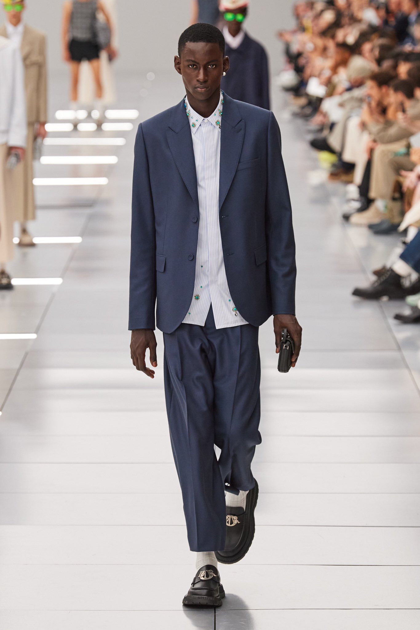 Mingyu SEVENTEEN diện trang phục Xuân Hè 2024 dành cho nam của nhà mốt Dior.