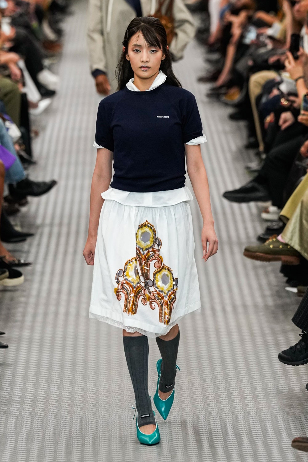 Minnie (G)I-DLE đánh dấu thành tựu mới trong sự nghiệp khi sải bước chung sàn runway với Cara Delevingne. Minnie (G)I-DLE đánh dấu thành tựu mới trong sự nghiệp khi sải bước chung sàn runway với Cara Delevingne.