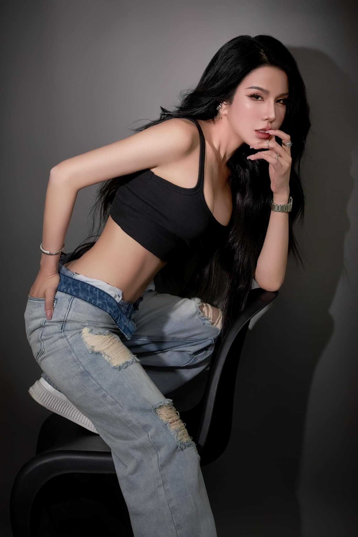 Dàn chị đẹp đình đám cũng ưa chuộng các thiết kế hai dây khoe trọn sắc vóc trẻ trung. Huyền Baby ngọt ngào trong tông hồng, Diệp Lâm Anh cá tính với quần jeans, Ninh Dương Lan Ngọc lăng xê xu hướng balletcore trong tiệc sinh nhật tuổi 34.