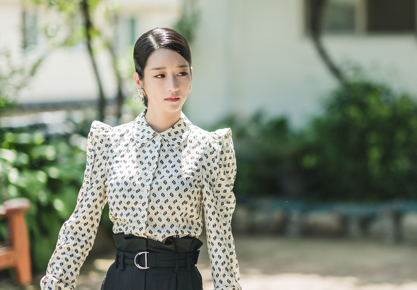 Seo Ye Ji biến mọi khung hình trở thành sàn catwalk với trang phục thể hiện tính cách ma mị, lập dị của người phụ nữ tim đầy vết xước.