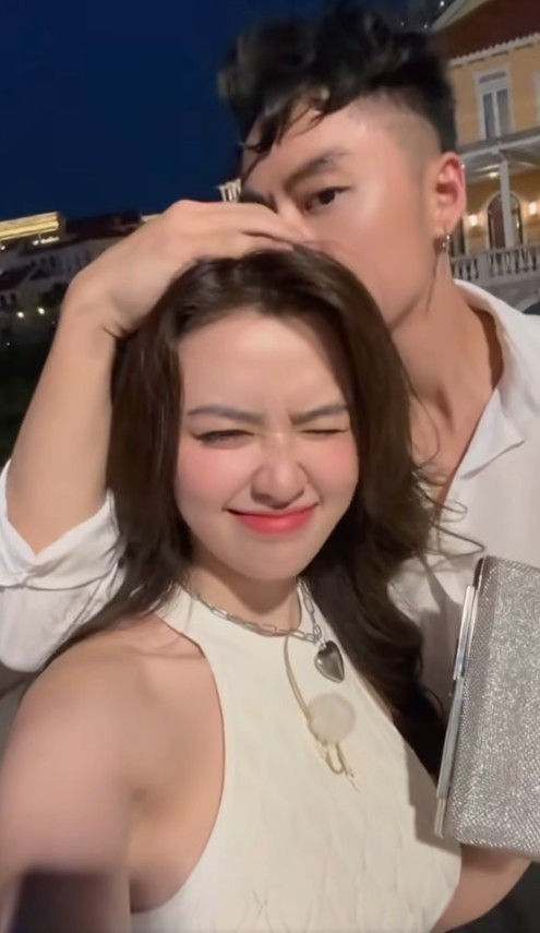 Quyên Qui - Wukong là cặp đôi đầu tiên có động thái ngầm xác nhận tình trạng hẹn hò hậu Đảo Thiên Đường. Quyên Qui - Wukong là cặp đôi đầu tiên có động thái ngầm xác nhận tình trạng hẹn hò hậu Đảo Thiên Đường.