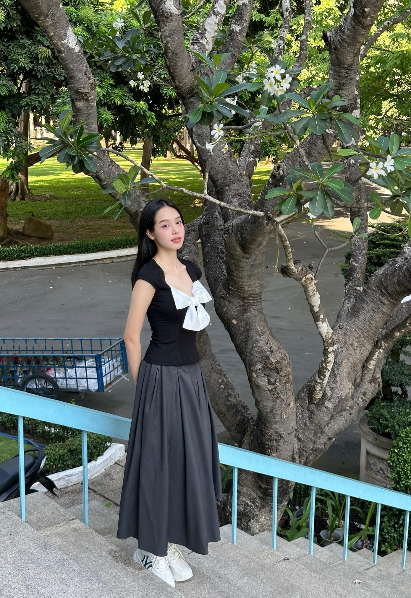 Combo phối đồ của Hoa hậu Thanh Thủy được nhiều bạn trẻ học hỏi nhờ dễ ứng dụng, hiệu quả thẩm mỹ cao.