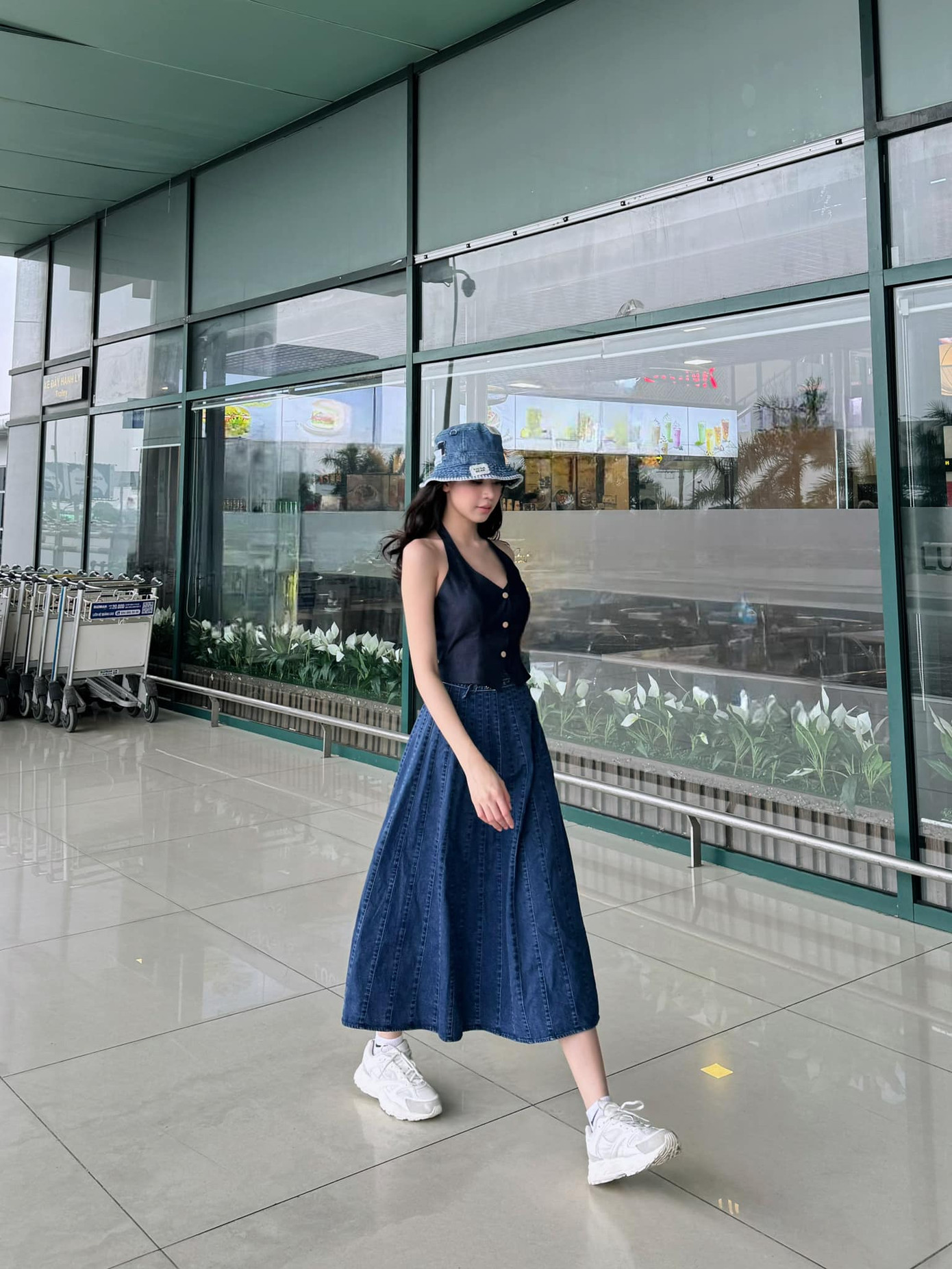 Combo phối đồ của Hoa hậu Thanh Thủy được nhiều bạn trẻ học hỏi nhờ dễ ứng dụng, hiệu quả thẩm mỹ cao.