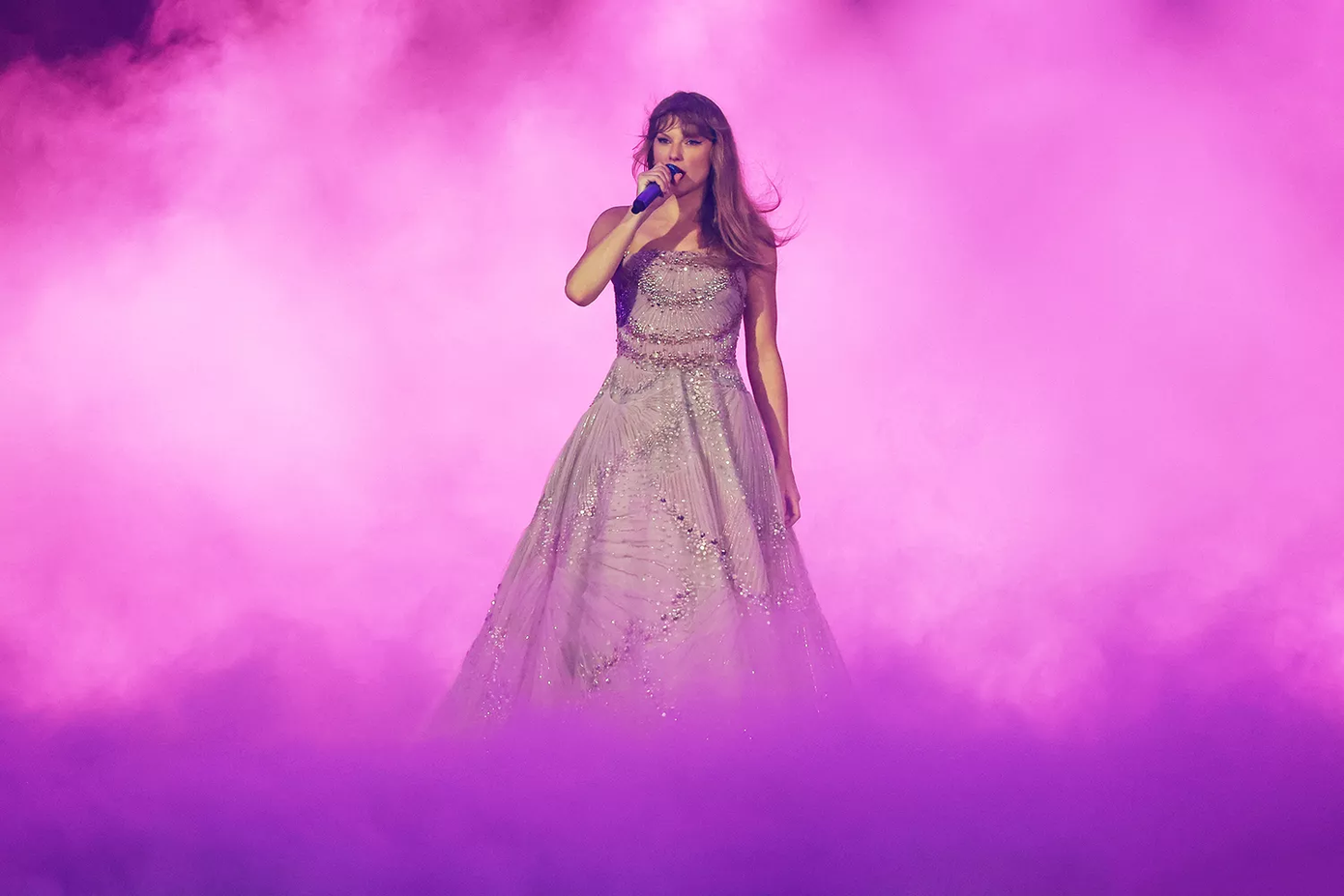 Taylor Swift yêu kiều trong mẫu đầm cúp ngực màu oải hương của thương hiệu Reem Acra, chiếc váy dạ hội kỷ nguyên Speak Now. Taylor Swift yêu kiều trong mẫu đầm cúp ngực màu oải hương của thương hiệu Reem Acra, chiếc váy dạ hội kỷ nguyên Speak Now.