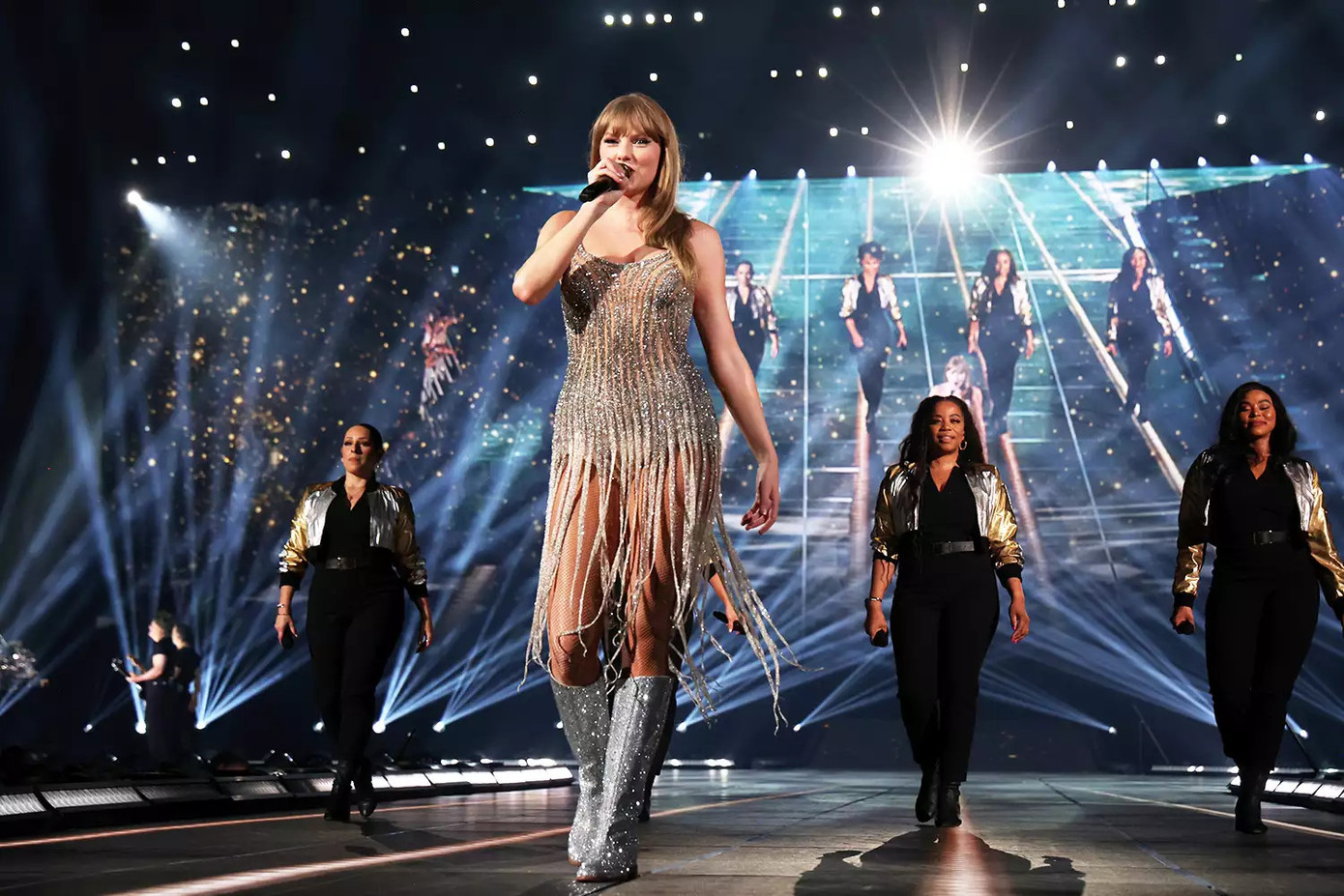 Các thiết kế tua rua lấp lánh phiên bản nâng cấp được Taylor Swift ra mắt trong các điểm dừng chân tại châu Âu. Các thiết kế tua rua lấp lánh phiên bản nâng cấp được Taylor Swift ra mắt trong các điểm dừng chân tại châu Âu.