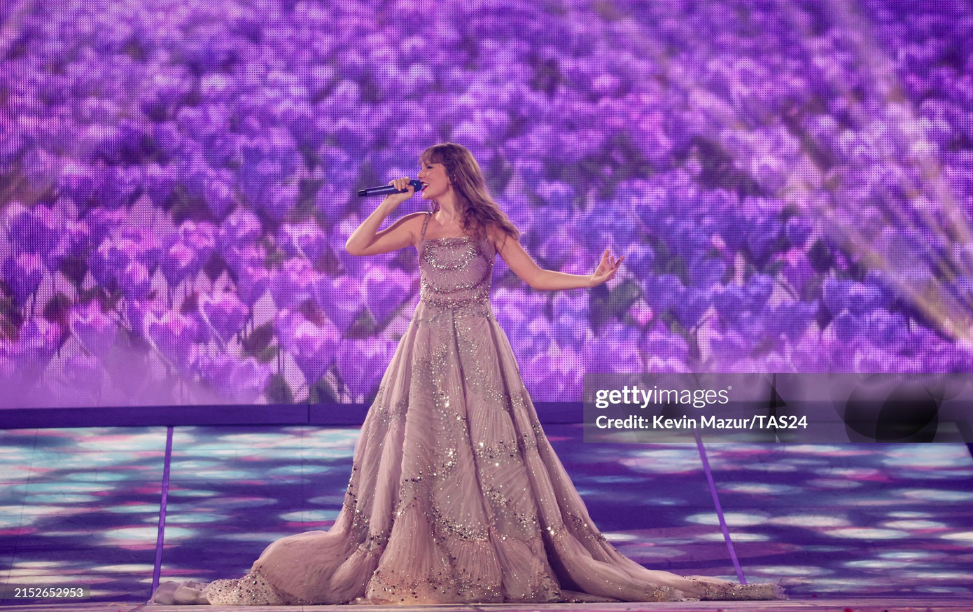 Taylor Swift yêu kiều trong mẫu đầm cúp ngực màu oải hương của thương hiệu Reem Acra, chiếc váy dạ hội kỷ nguyên Speak Now. Taylor Swift yêu kiều trong mẫu đầm cúp ngực màu oải hương của thương hiệu Reem Acra, chiếc váy dạ hội kỷ nguyên Speak Now.