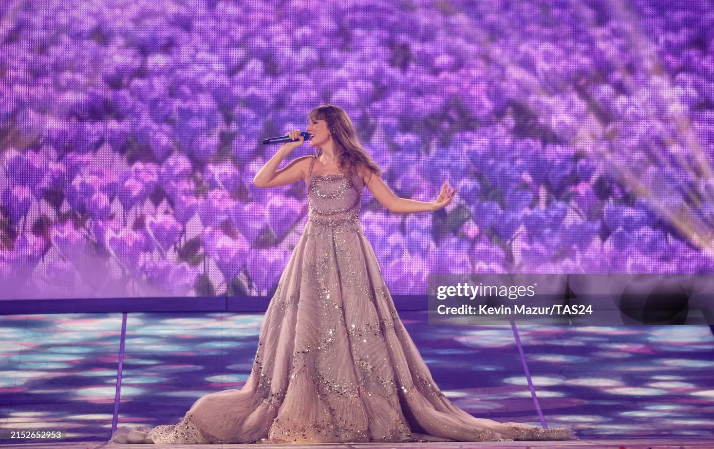 Taylor Swift yêu kiều trong mẫu đầm cúp ngực màu oải hương của thương hiệu Reem Acra, chiếc váy dạ hội kỷ nguyên Speak Now.
