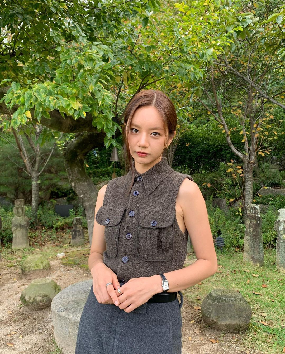 Nữ idol kiêm diễn viên biến hóa nhiều phong cách khi diện trang phục tông màu trung tính.