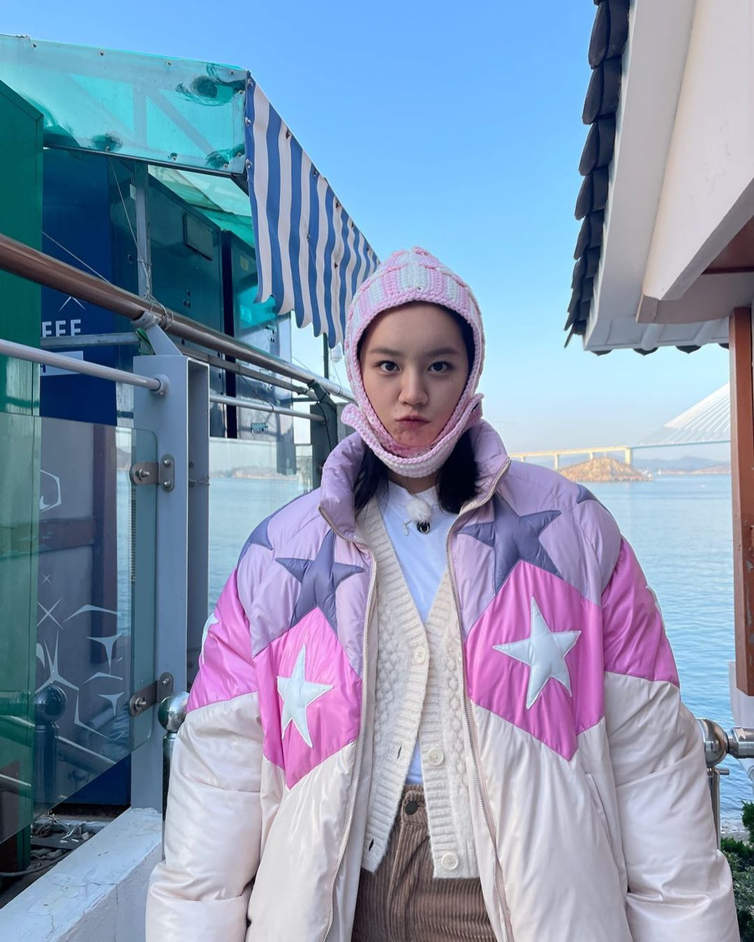 Hyeri dễ thương khi diện trang phục tông màu tươi sáng, pastel ngọt ngào.