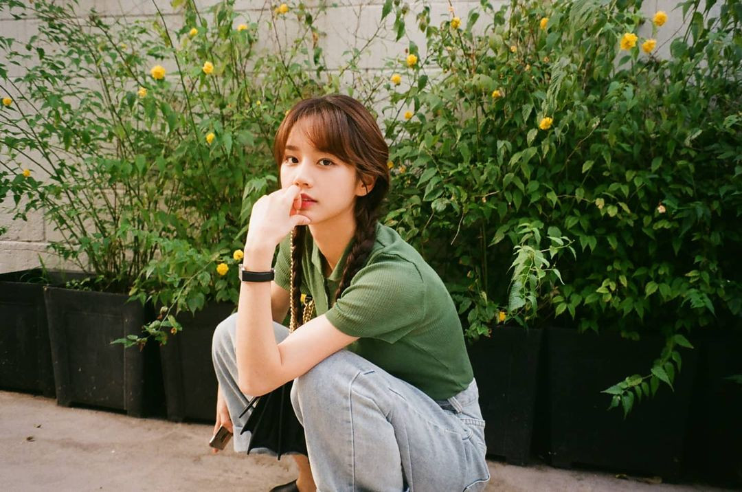 Hyeri dễ thương khi diện trang phục tông màu tươi sáng, pastel ngọt ngào.