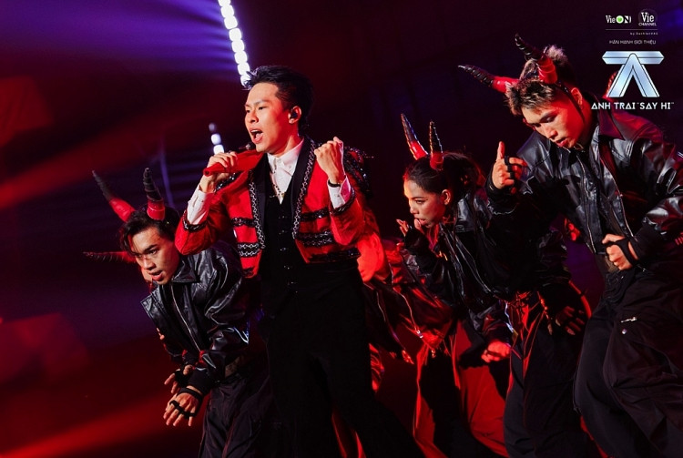 HURRYKNG nổi bật trên sân khấu No Far No Star và Đầu Đội Sừng. HURRYKNG nổi bật trên sân khấu No Far No Star và Đầu Đội Sừng.