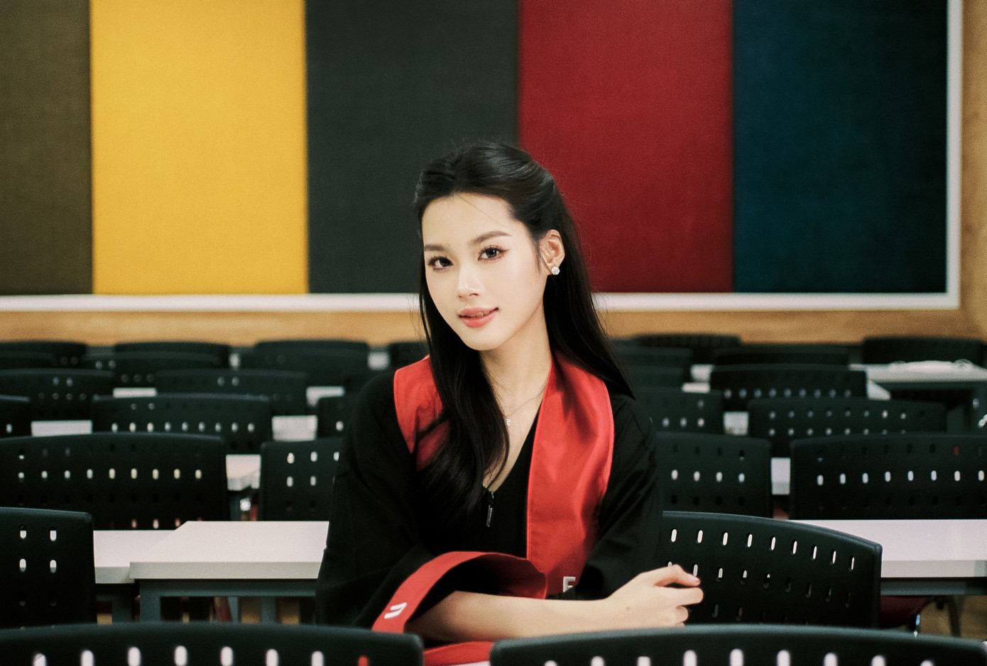 Vẻ rạng rỡ của Trần Hà Linh trong ngày tốt nghiệp. Ảnh: Nguyễn Việt Bách