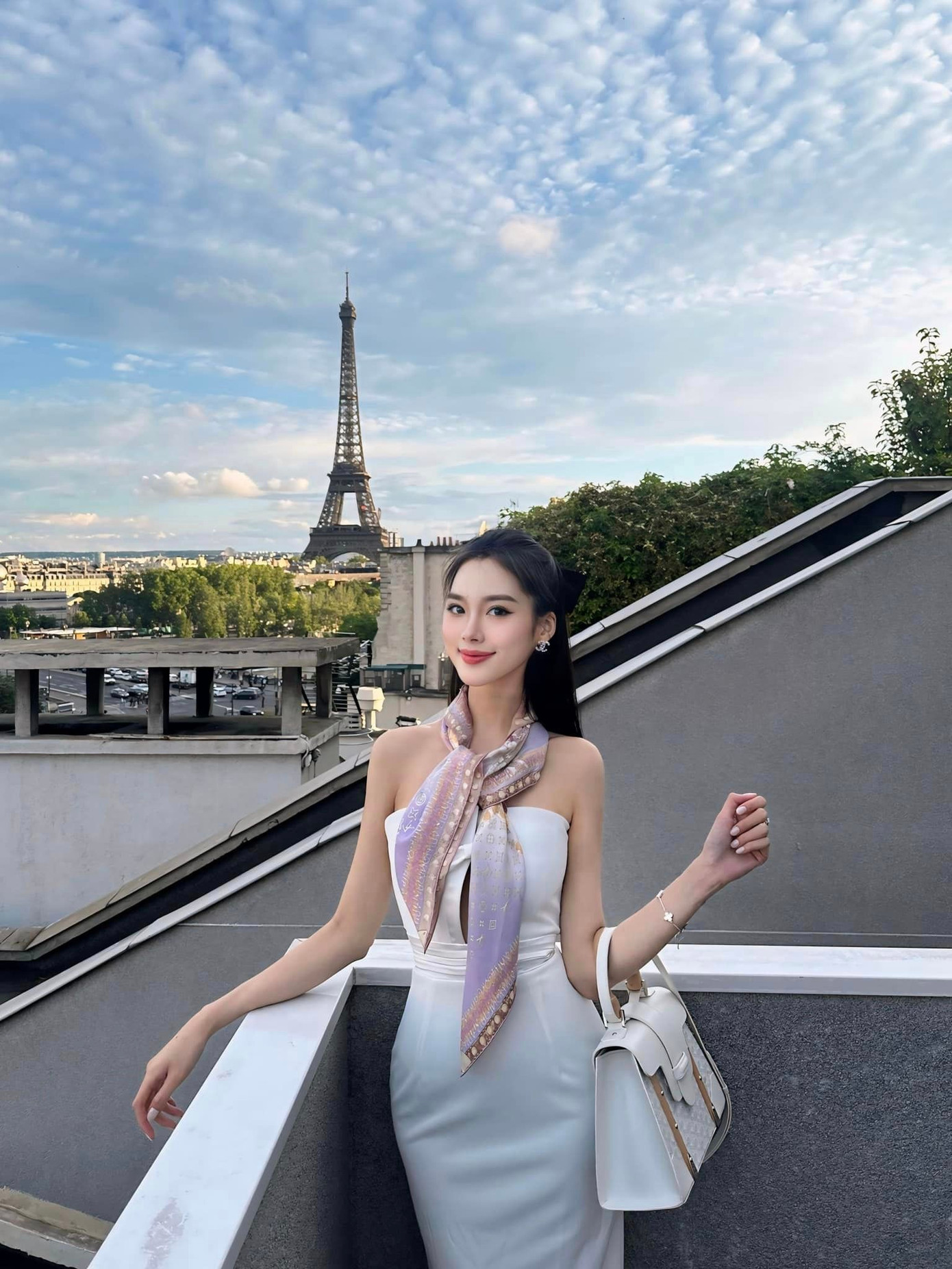 Trên trang cá nhân, Hoa khôi Ngoại thương 2022 chia sẻ nhiều hình ảnh về các chuyến du lịch nước ngoài sang xịn. Ảnh: FBNV