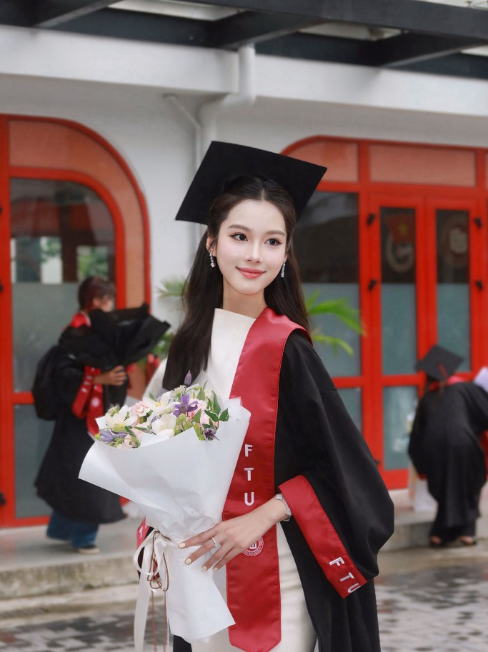 Vẻ rạng rỡ của Trần Hà Linh trong ngày tốt nghiệp. Ảnh: Nguyễn Việt Bách