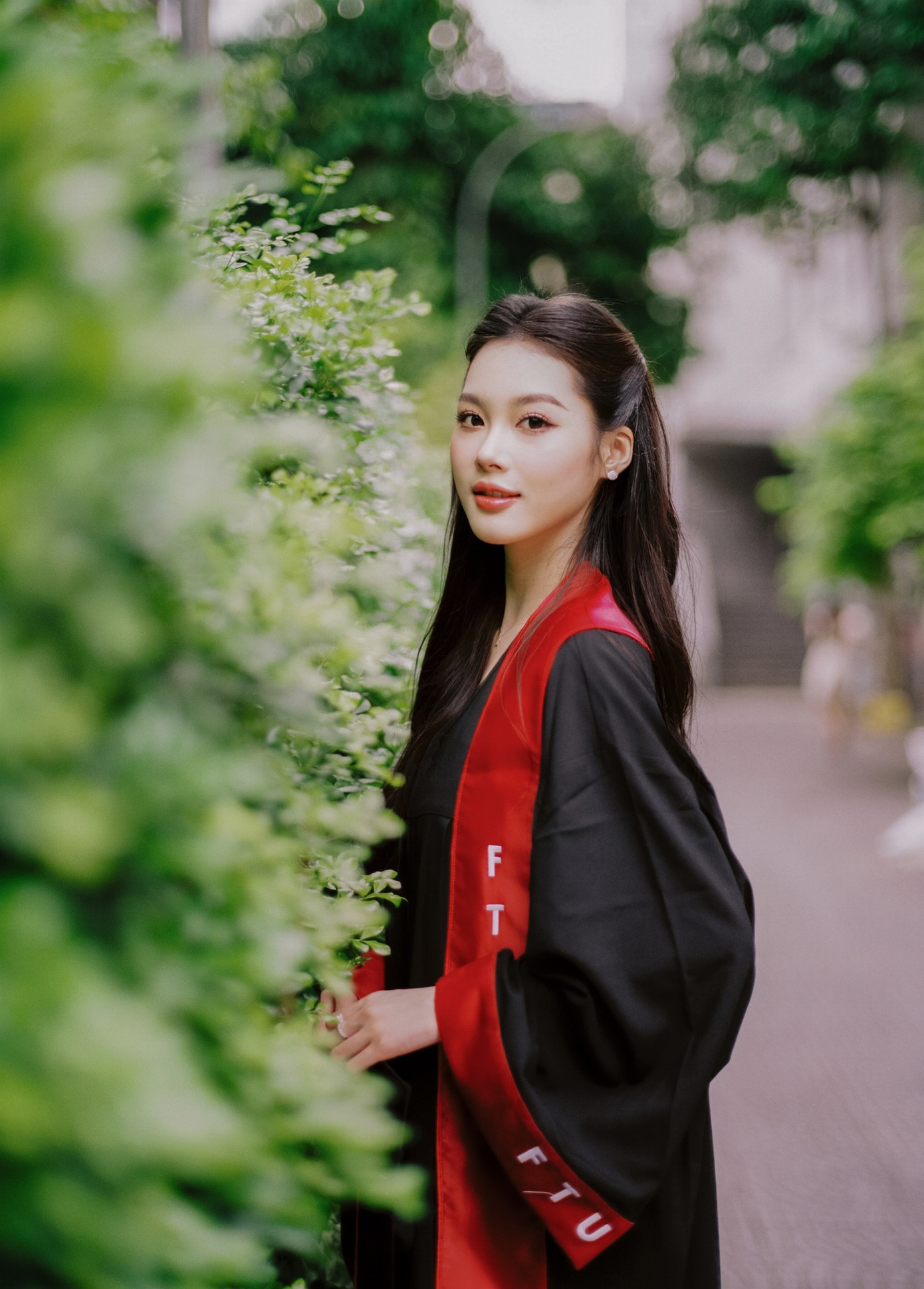 Vẻ rạng rỡ của Trần Hà Linh trong ngày tốt nghiệp. Ảnh: Nguyễn Việt Bách