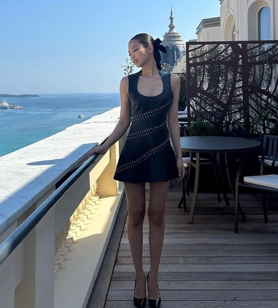 Chủ nhân hit You &amp; Me cũng từng diện thiết kế váy da của nhà mốt trong Liên hoan phim Cannes 2023 diễn ra vào một năm trước.