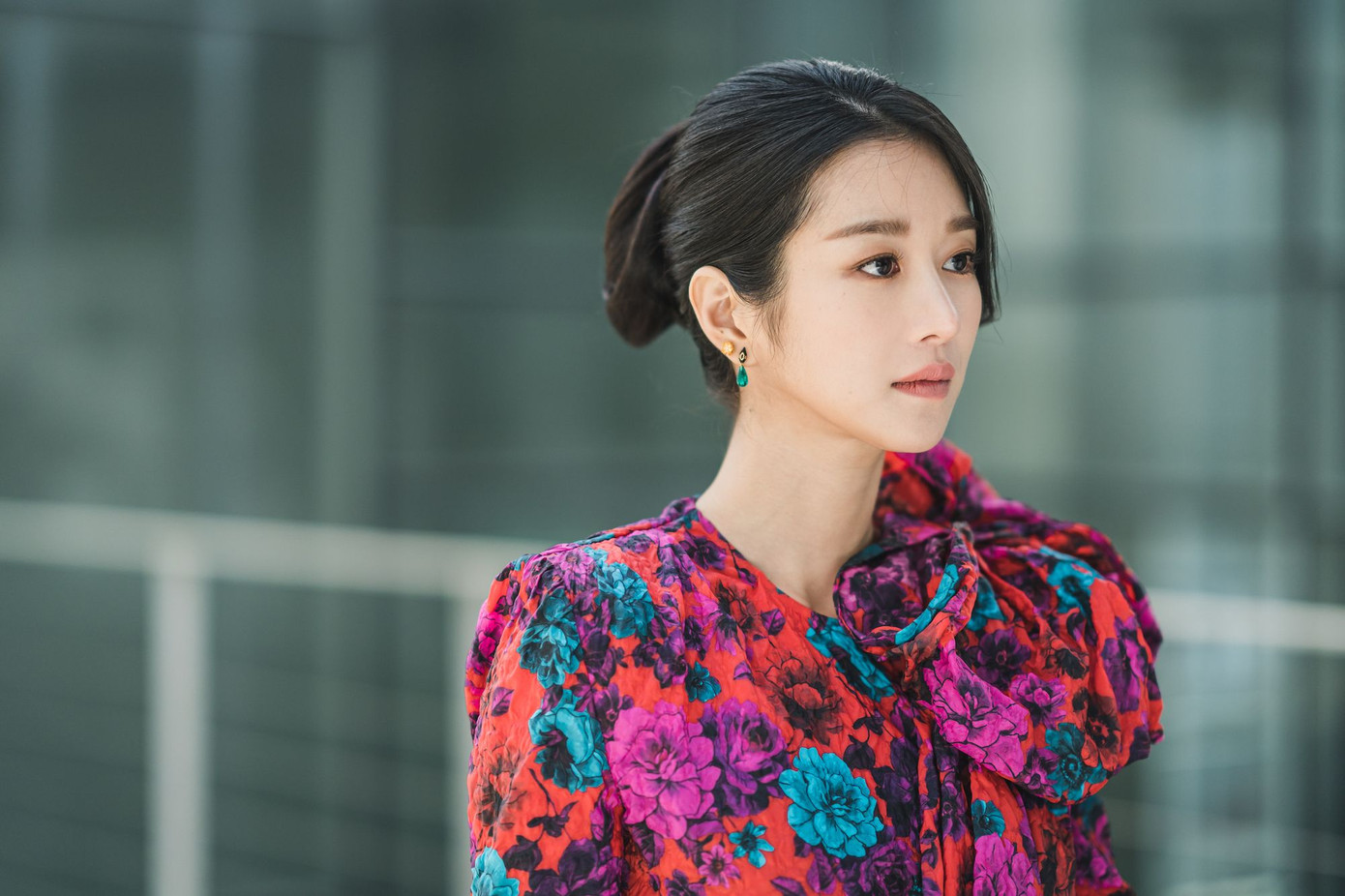 Seo Ye Ji biến mọi khung hình trở thành sàn catwalk với trang phục thể hiện tính cách ma mị, lập dị của người phụ nữ tim đầy vết xước.