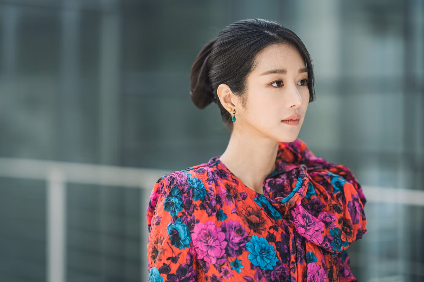 Seo Ye Ji biến mọi khung hình trở thành sàn catwalk với trang phục thể hiện tính cách ma mị, lập dị của người phụ nữ tim đầy vết xước.