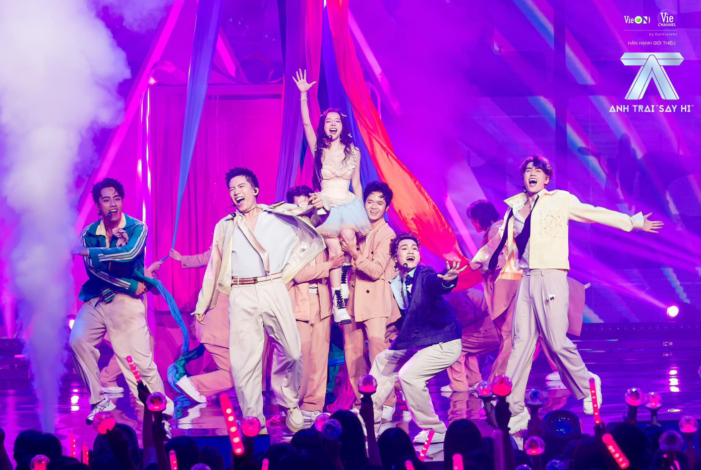 Các show truyền hình thực tế sống còn mô tả kỹ lượng từng công đoạn tuyển chọn thành viên trước khi một nhóm nhạc debut. Các show truyền hình thực tế sống còn mô tả kỹ lượng từng công đoạn tuyển chọn thành viên trước khi một nhóm nhạc debut.