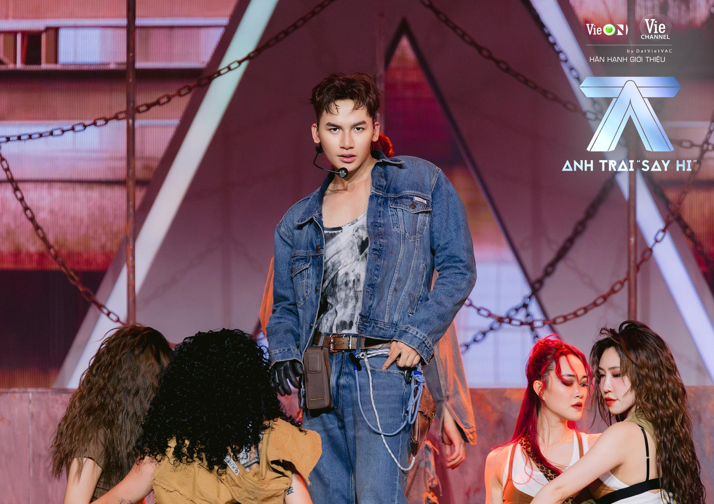 Ali Hoàng Dương đến với Anh Trai "Say Hi" để tìm lại sự tự tin. Ali Hoàng Dương đến với Anh Trai "Say Hi" để tìm lại sự tự tin.