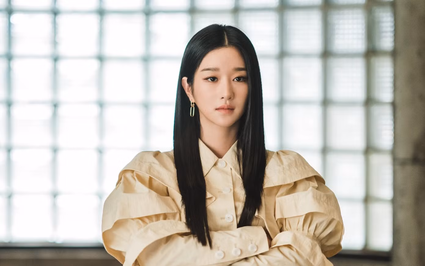 Seo Ye Ji biến mọi khung hình trở thành sàn catwalk với trang phục thể hiện tính cách ma mị, lập dị của người phụ nữ tim đầy vết xước.