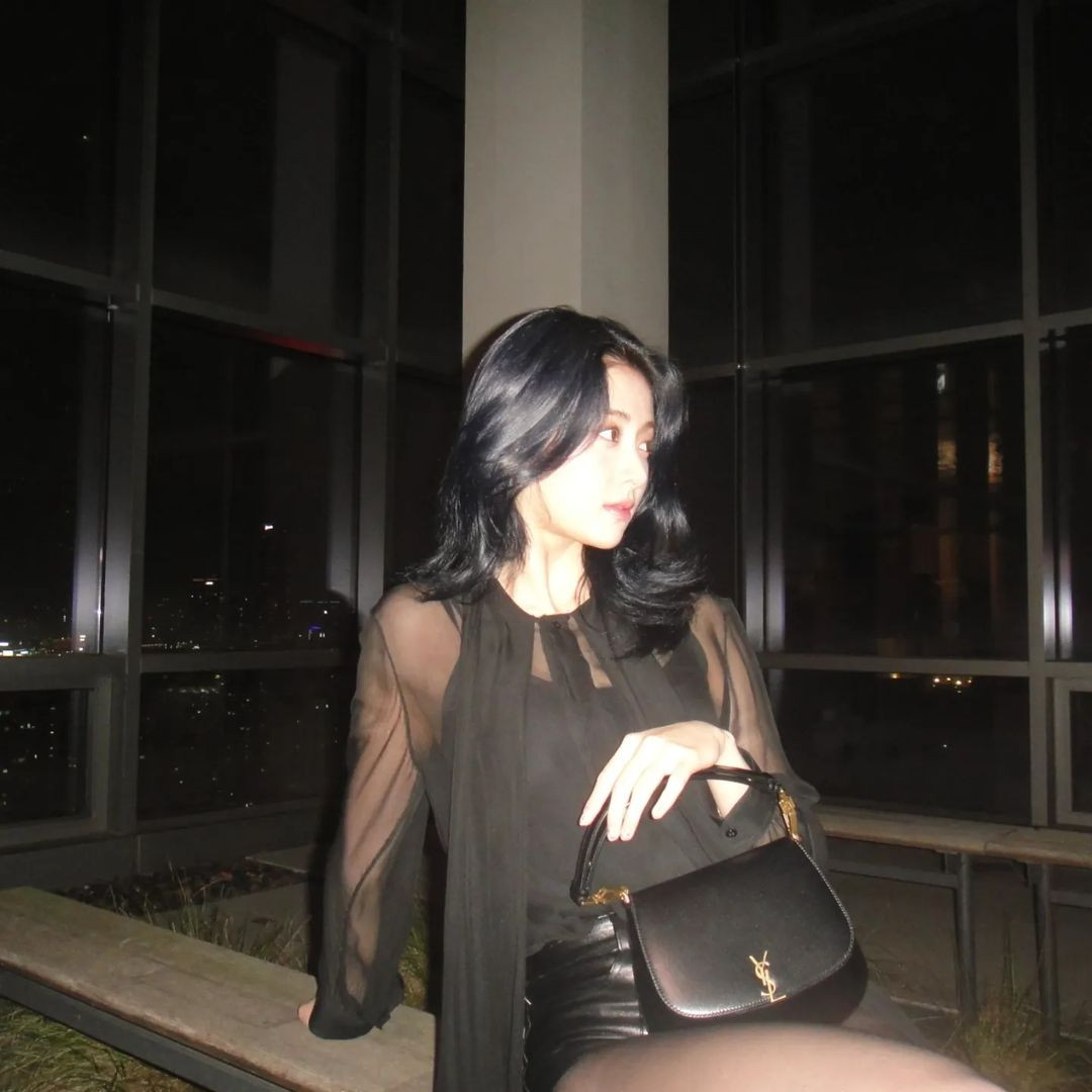 Huh Yun Jin quảng bá túi xách Saint Laurent. Kazuha xuất hiện tại sự kiện của Polo Ralph Lauren.