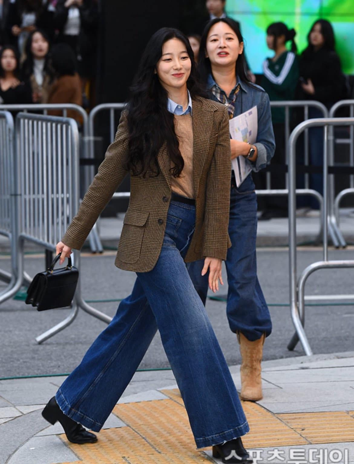 Huh Yun Jin quảng bá túi xách Saint Laurent. Kazuha xuất hiện tại sự kiện của Polo Ralph Lauren.