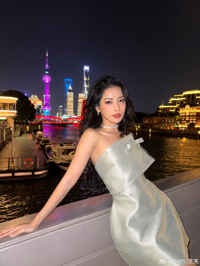 Các thiết kế váy tiệc có chất liệu vải bóng tạo ra hiệu ứng thị giác đẹp mắt được Chi Pu lựa chọn cho các buổi tiệc tối.