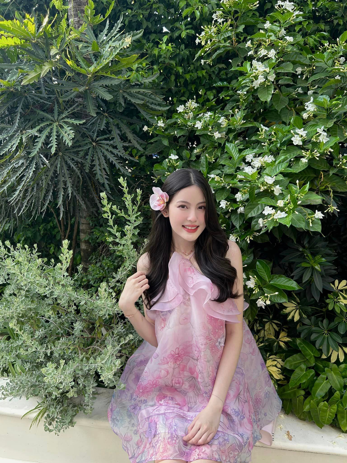 Phong cách thời trang điệu đà, nữ tính của nàng hotgirl. Cô ưa chuộng các thiết kế váy bèo nhún, màu sắc ngọt ngào đến từ các local brand Việt.