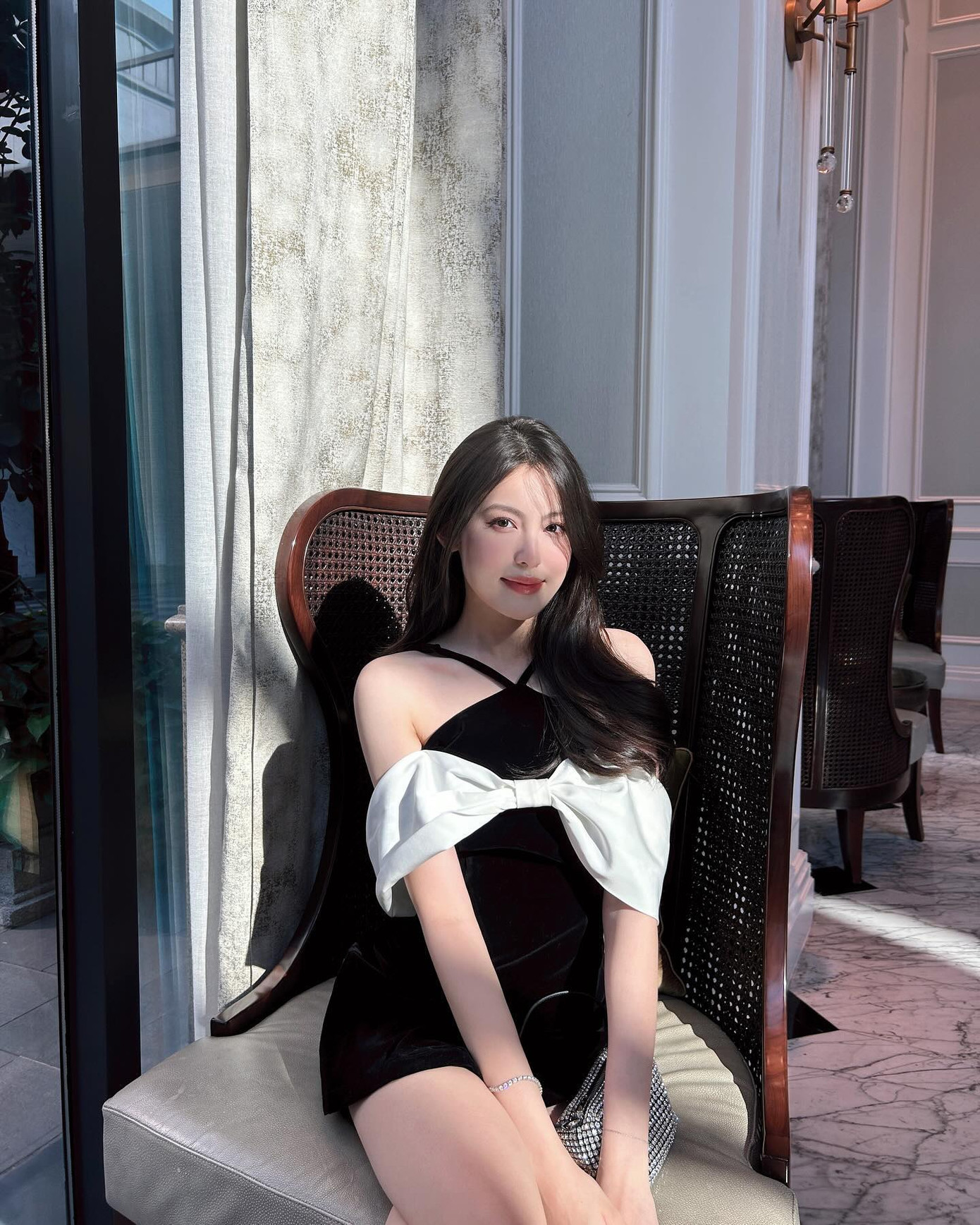 Phong cách thời trang điệu đà, nữ tính của nàng hotgirl. Cô ưa chuộng các thiết kế váy bèo nhún, màu sắc ngọt ngào đến từ các local brand Việt.