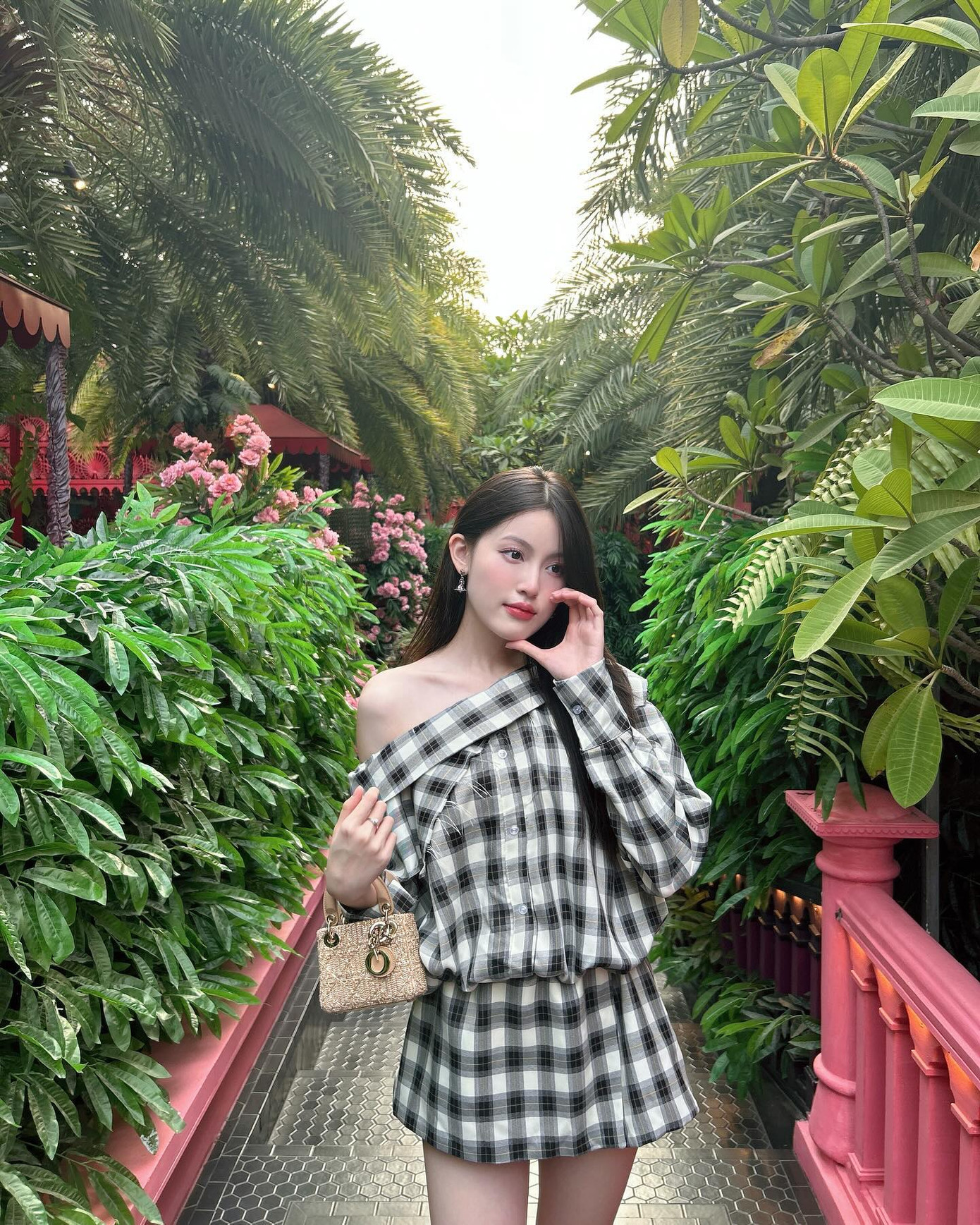 Phong cách thời trang điệu đà, nữ tính của nàng hotgirl. Cô ưa chuộng các thiết kế váy bèo nhún, màu sắc ngọt ngào đến từ các local brand Việt.