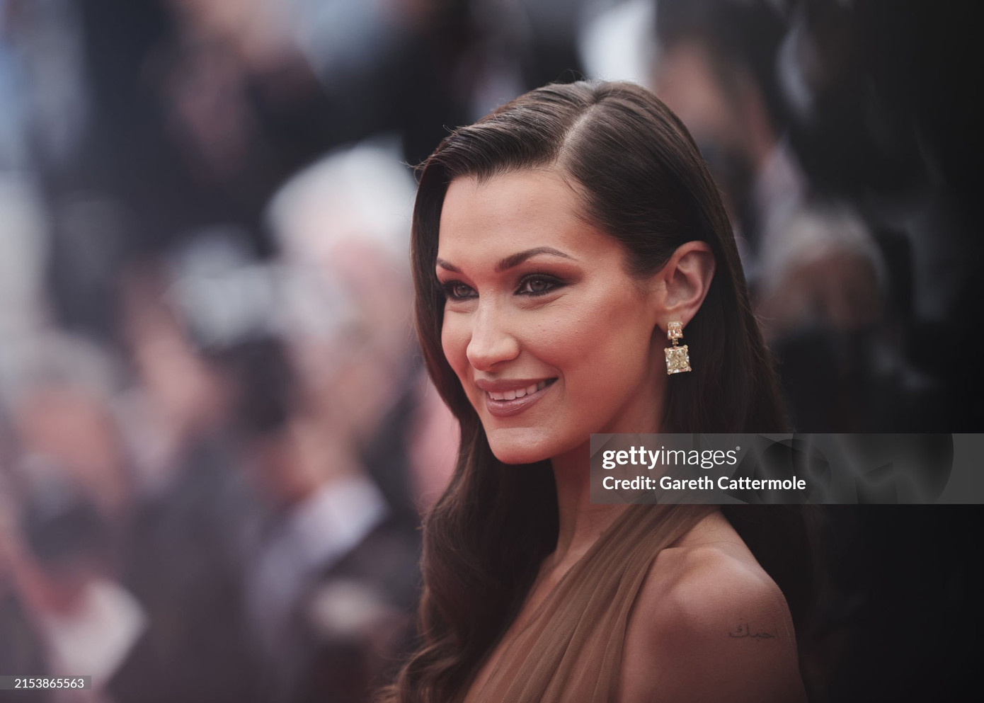 Bella Hadid lăng xê kiểu trang điểm mắt khói, tông nude diện váy thuộc BST Thu Đông 2024 của thương hiệu Saint Laurent. Sự xuất hiện của nữ siêu mẫu trở thành đề tài bàn tán của truyền thông quốc tế.