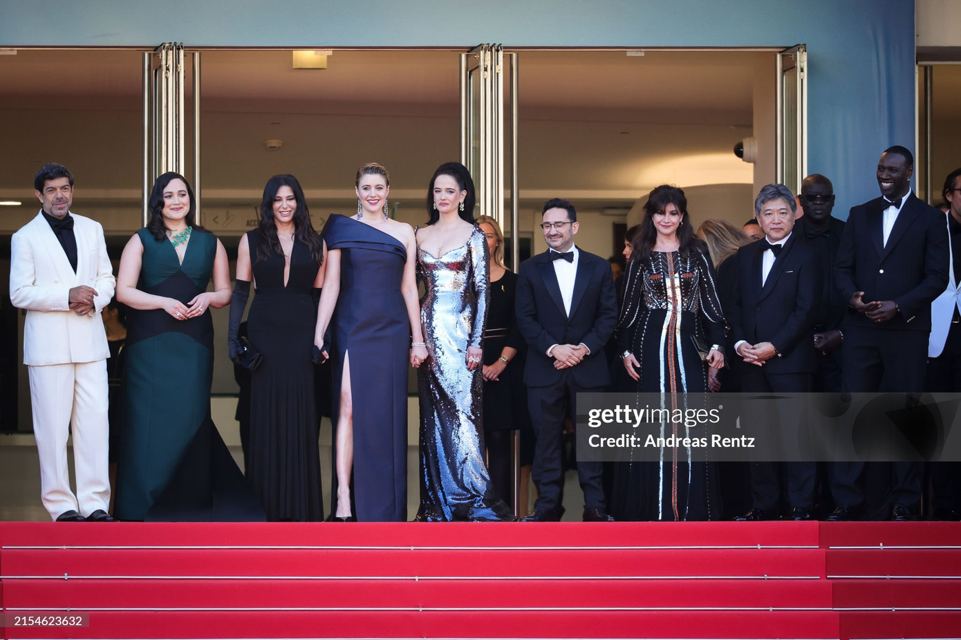 Ban giám khảo LHP Cannes lần thứ 77 tề tựu đông đủ trên thảm đỏ bế mạc sự kiện.