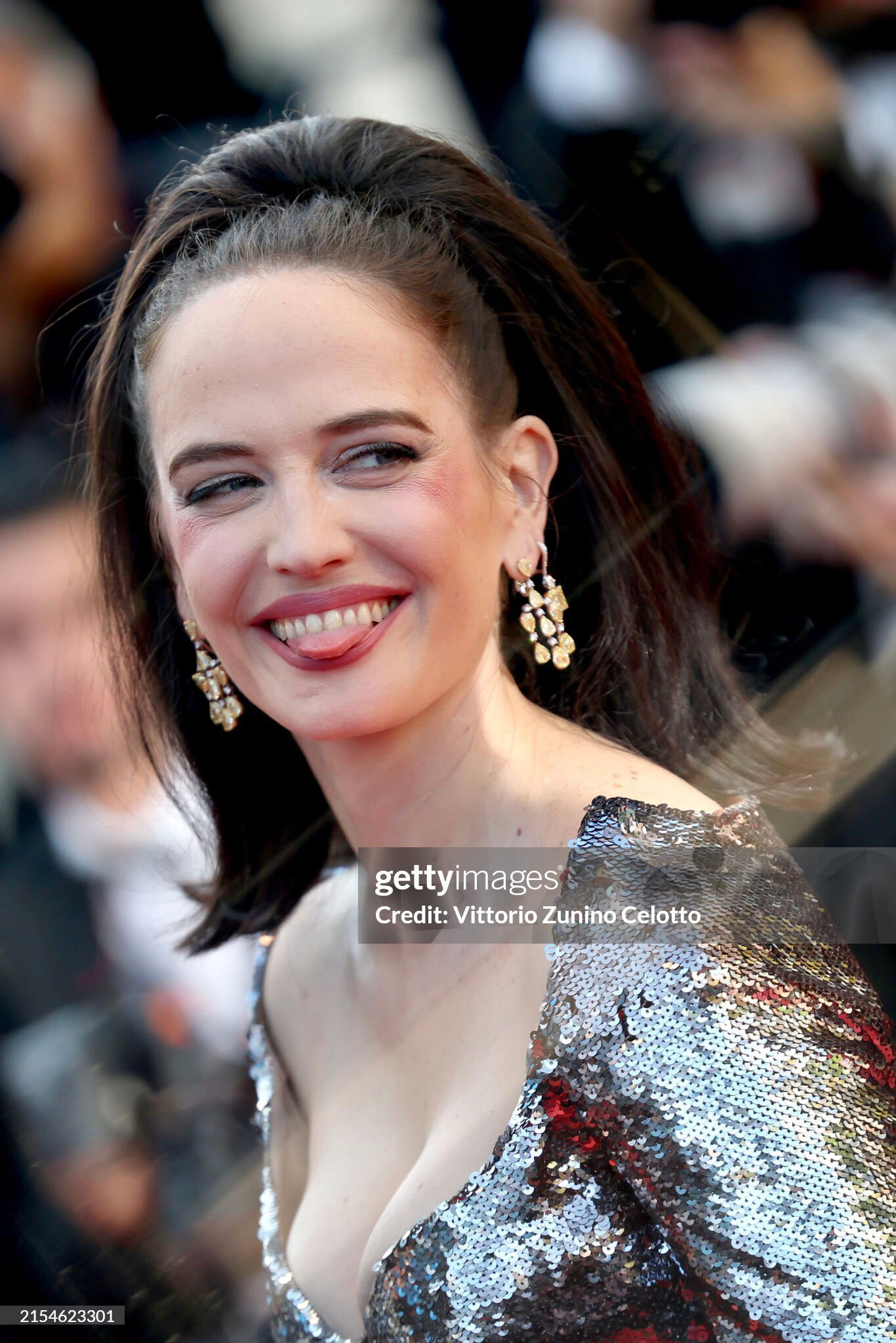 Trong ngày bế mạc, nữ minh tinh sinh năm 1980 đi thảm đỏ sớm, lăng xê mẫu đầm sequin ánh bạc kết hợp cùng kiểu tóc đuôi ngựa cổ điển.