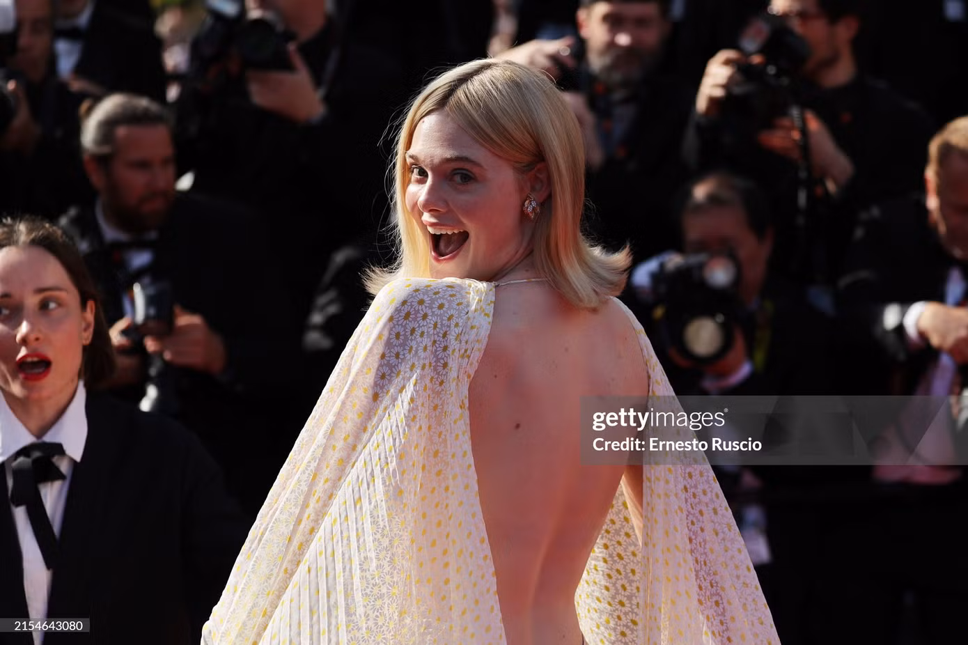 Elle Fanning "chào sân" Cannes 2024 vào lễ bế mạc. “Công chúa Hollywood" diện thiết kế họa tiết hoa cúc thanh thoát, nhẹ nhàng thuộc BST Gucci Resort 2025.