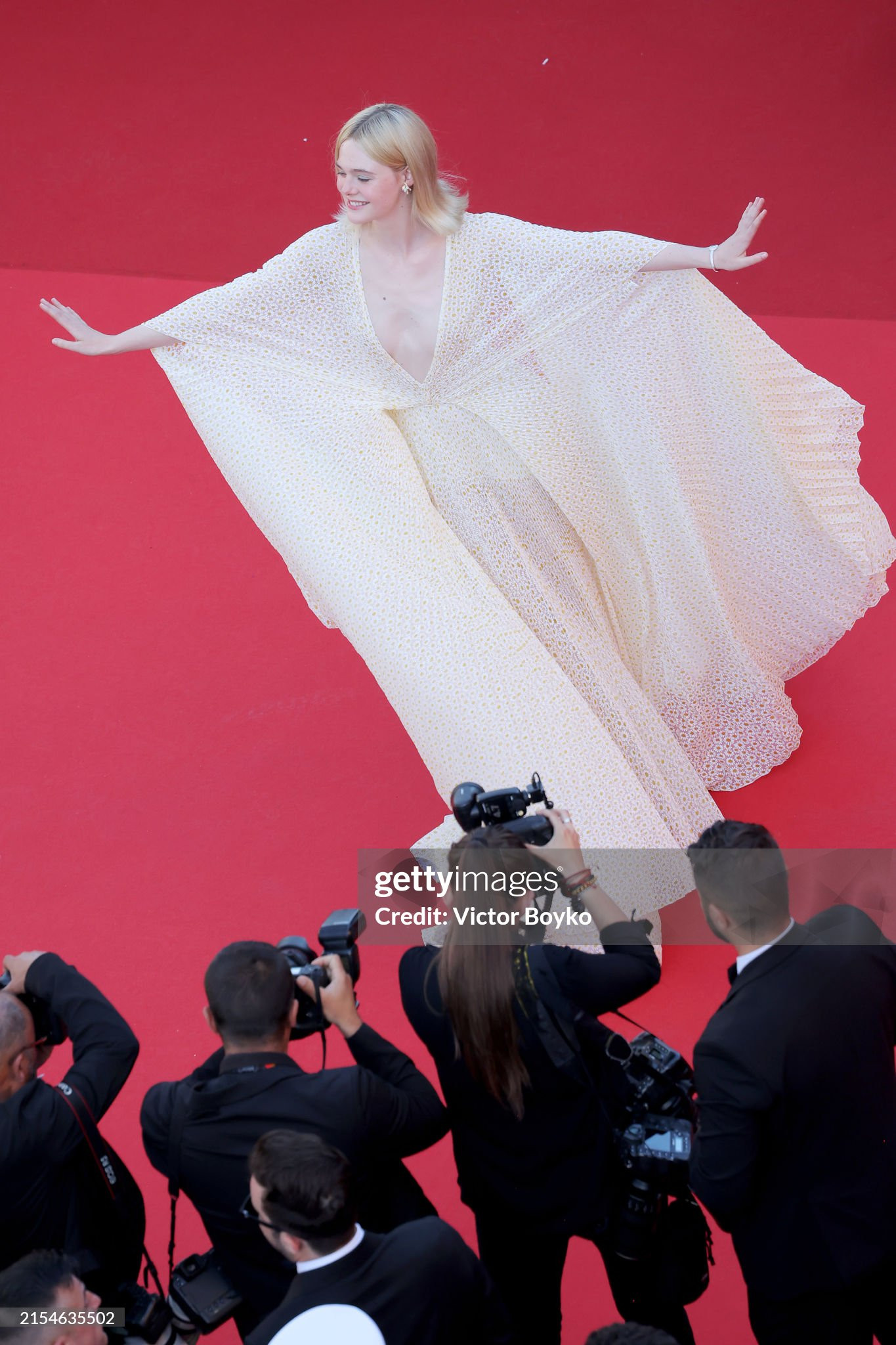 Elle Fanning &quot;chào sân&quot; Cannes 2024 vào lễ bế mạc. “Công chúa Hollywood&quot; diện thiết kế họa tiết hoa cúc thanh thoát, nhẹ nhàng thuộc BST Gucci Resort 2025.