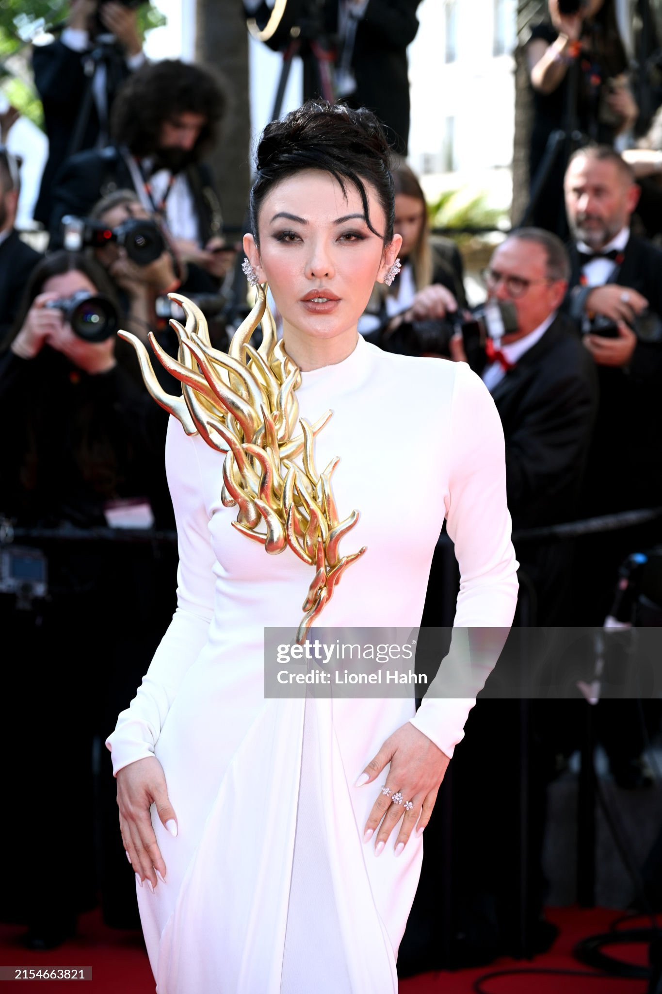 Fashionista Jessica Wang duy trì phong độ thời trang cá tính thống nhất xuyên suốt những lần xuất hiện trên thảm đỏ Cannes 2024.