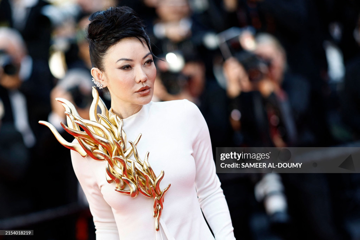 Fashionista Jessica Wang duy trì phong độ thời trang cá tính thống nhất xuyên suốt những lần xuất hiện trên thảm đỏ Cannes 2024.