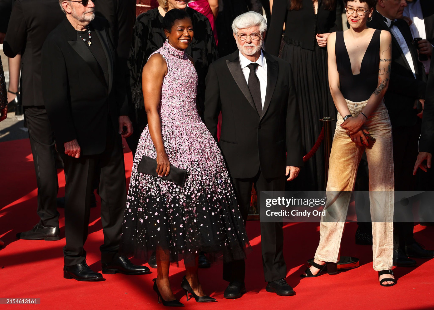 Cha đẻ Star Wars George Lucas cùng vợ doanh nhân Mellody Hobson được chào đón tại sự kiện bế mạc Cannes.