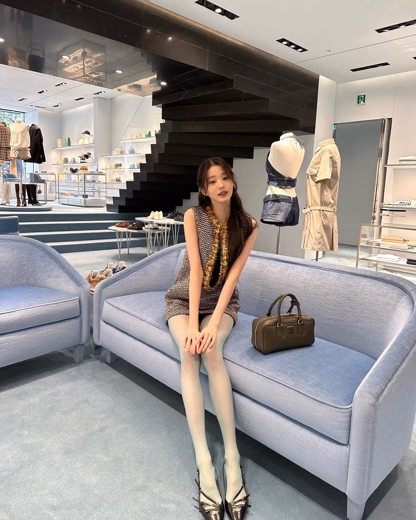 Thân hình "da bọc xương" của Jang Won Young vào thời điểm một năm trước.