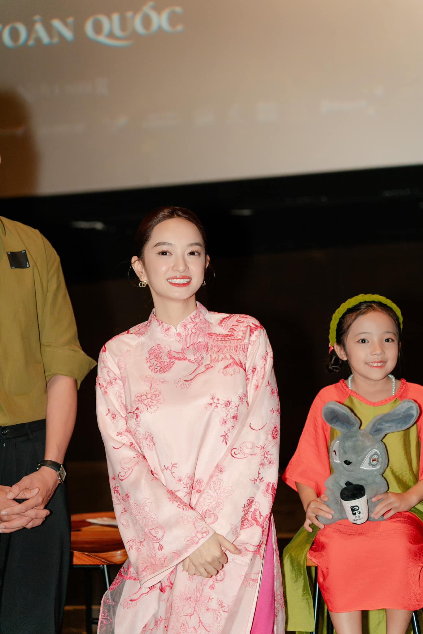 Lan Thy và Kaity Nguyễn trẻ trung, xinh đẹp tại các sự kiện, họp báo phim. Hai nữ diễn viên kết hợp cùng túi xách và bờm tóc cùng tông màu. Lan Thy và Kaity Nguyễn trẻ trung, xinh đẹp tại các sự kiện, họp báo phim. Hai nữ diễn viên kết hợp cùng túi xách và bờm tóc cùng tông màu.