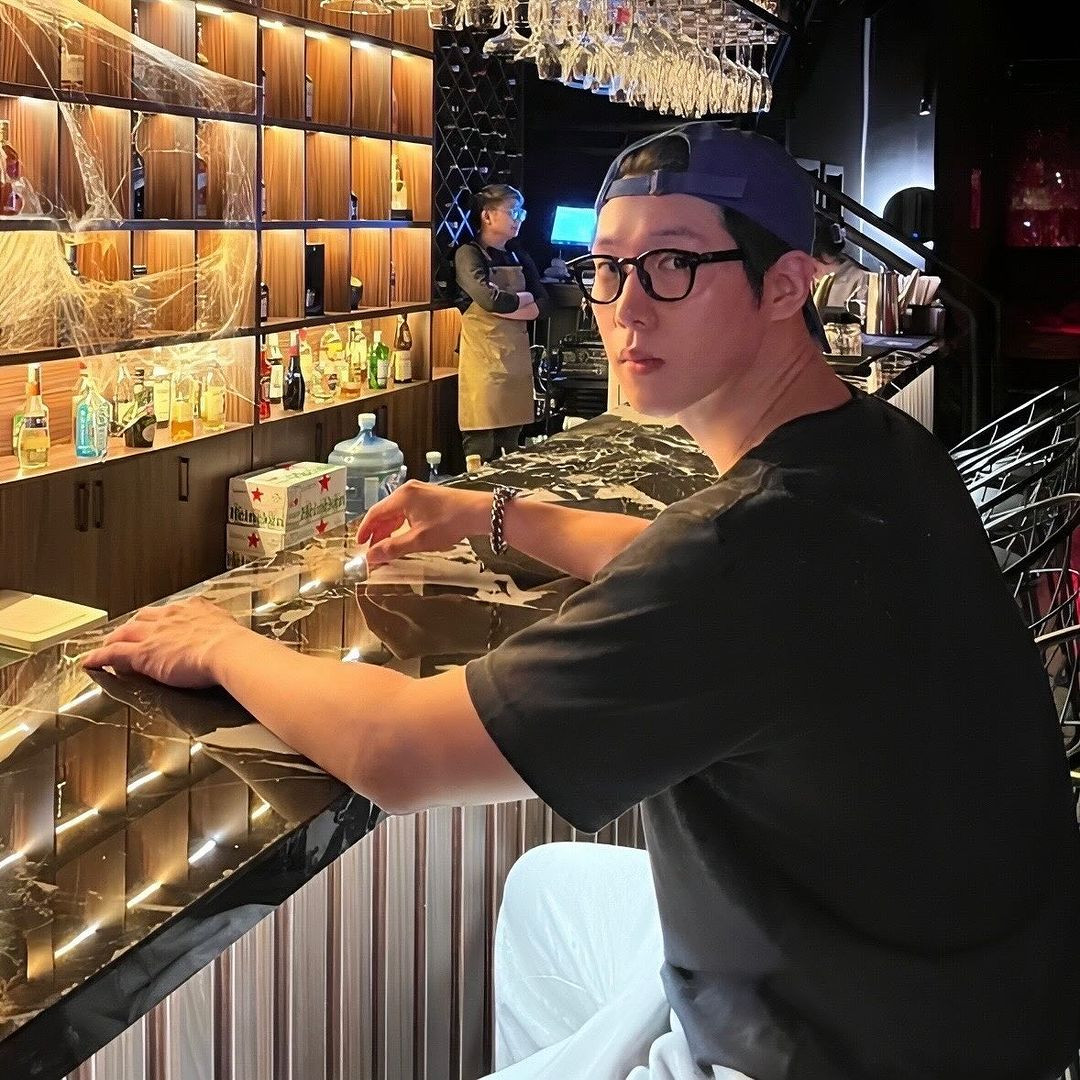 Tủ đồ của Alex Kim chủ yếu là trang phục cơ bản như áo phông, quần jeans tông màu trung tính, đơn sắc như trắng, đen, xám. Tủ đồ của Alex Kim chủ yếu là trang phục cơ bản như áo phông, quần jeans tông màu trung tính, đơn sắc như trắng, đen, xám.