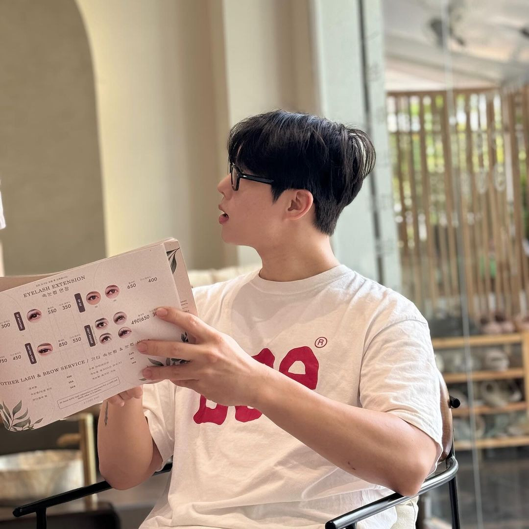 Tủ đồ của Alex Kim chủ yếu là trang phục cơ bản như áo phông, quần jeans tông màu trung tính, đơn sắc như trắng, đen, xám. Tủ đồ của Alex Kim chủ yếu là trang phục cơ bản như áo phông, quần jeans tông màu trung tính, đơn sắc như trắng, đen, xám.