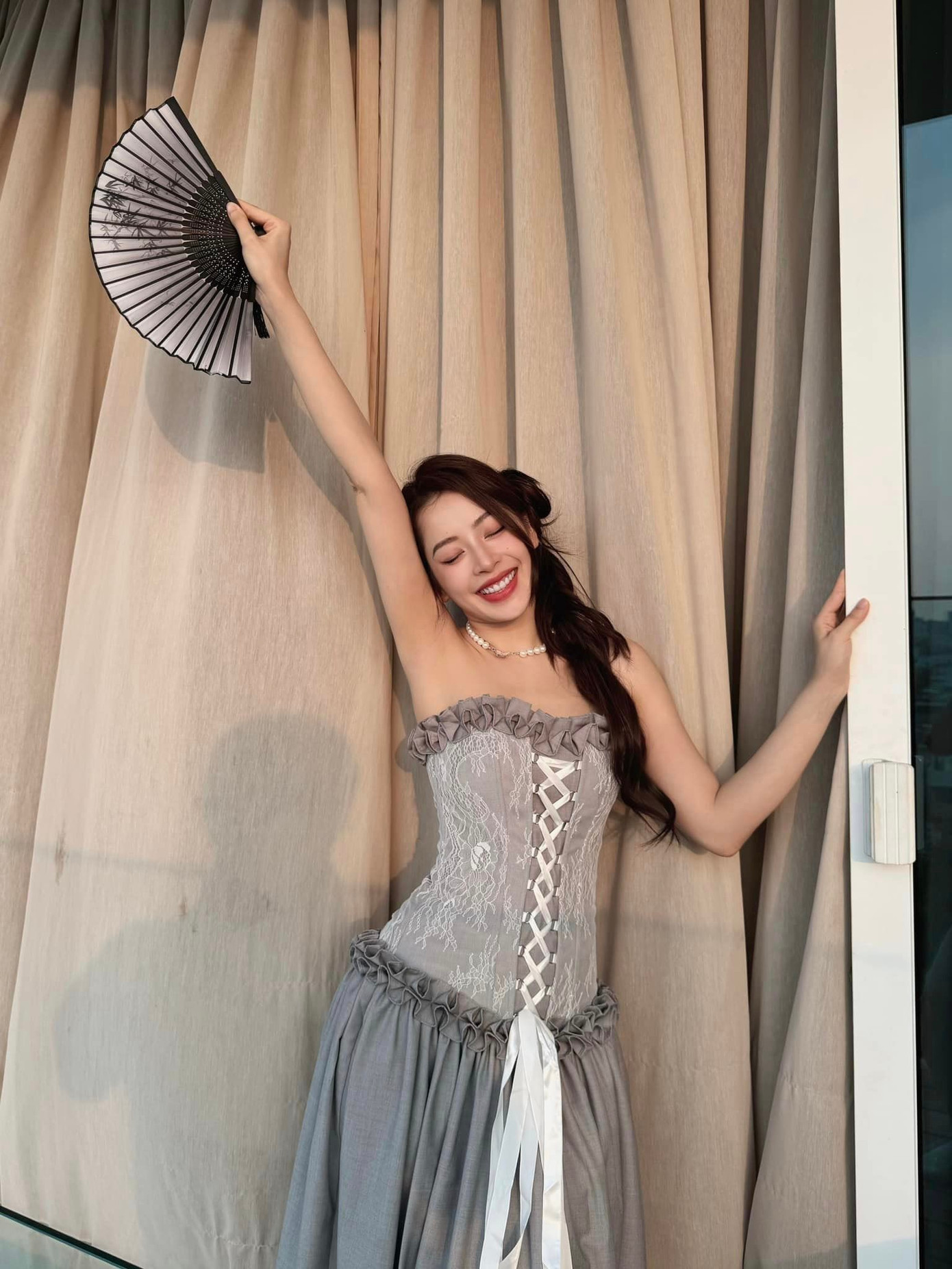 Chi Pu khoe bờ vai thon gọn trong các mẫu đầm quây khi tham dự các sự kiện thời trang, giải trí. Thiết kế vừa phù hợp với thời tiết nắng nóng, vừa tôn lên nhan sắc xinh đẹp của nữ nghệ sĩ.