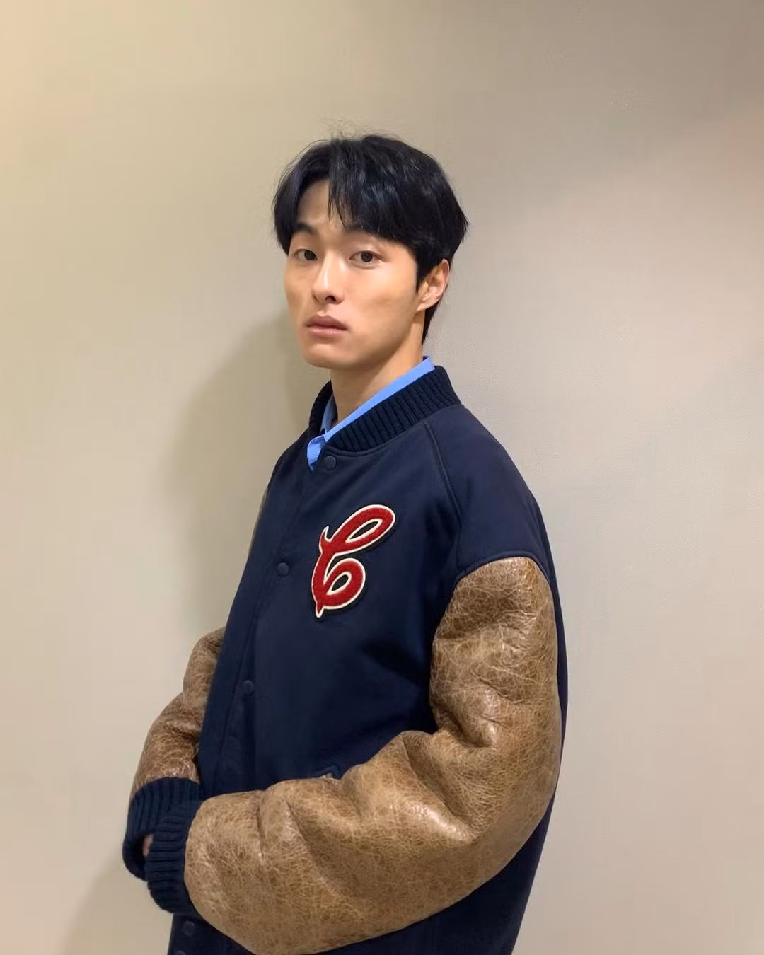 Yoon Chan Young là sao nam triển vọng của K-Biz. Trên trang cá nhân, mỹ nam 10X ghi điểm nhờ diện mạo điển trai, phong cách thời trang trẻ trung, thư sinh đậm chất tình đầu.